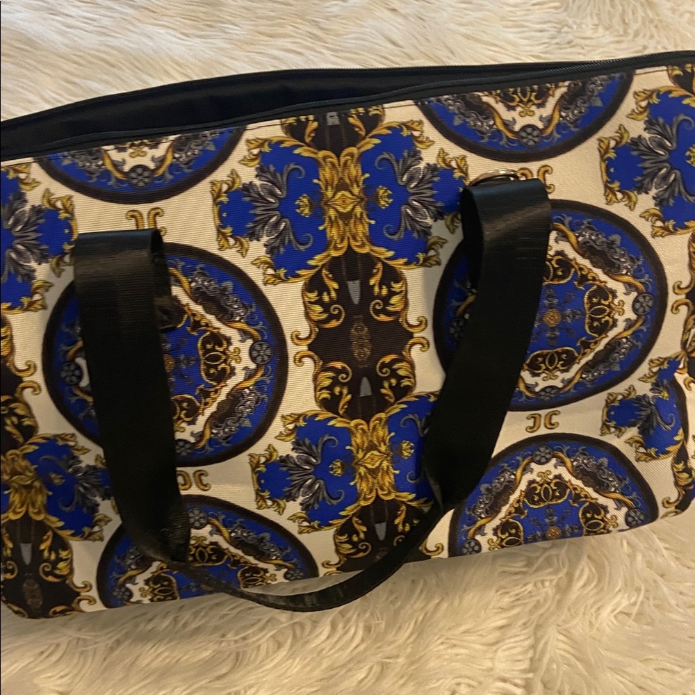 Alice+ Olivia Duffle Bag  Elegant Blue Tan color zipper two pockets on each side - Picture 10 of 12